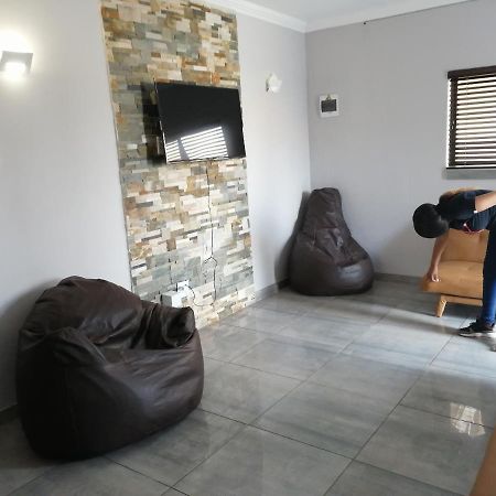 Sunflower Guesthouse & Spa Vanderbijlpark ภายนอก รูปภาพ