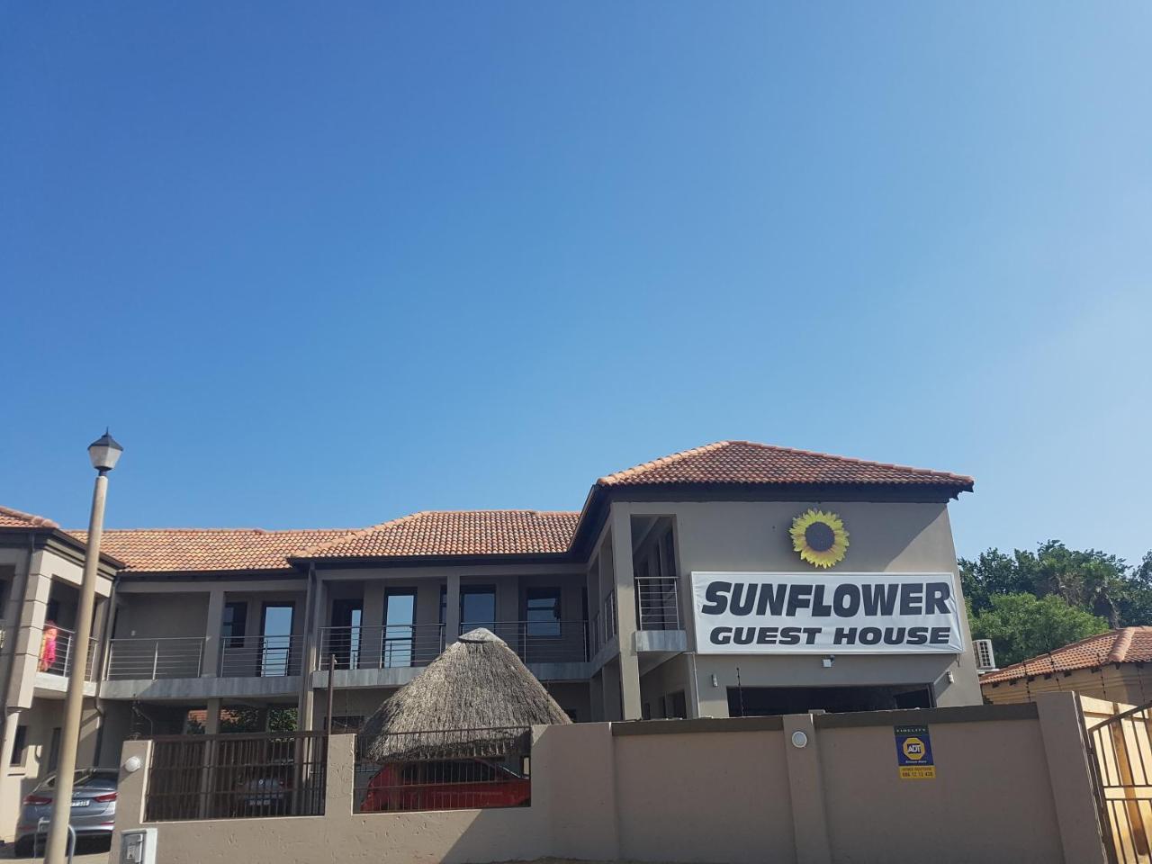 Sunflower Guesthouse & Spa Vanderbijlpark ภายนอก รูปภาพ