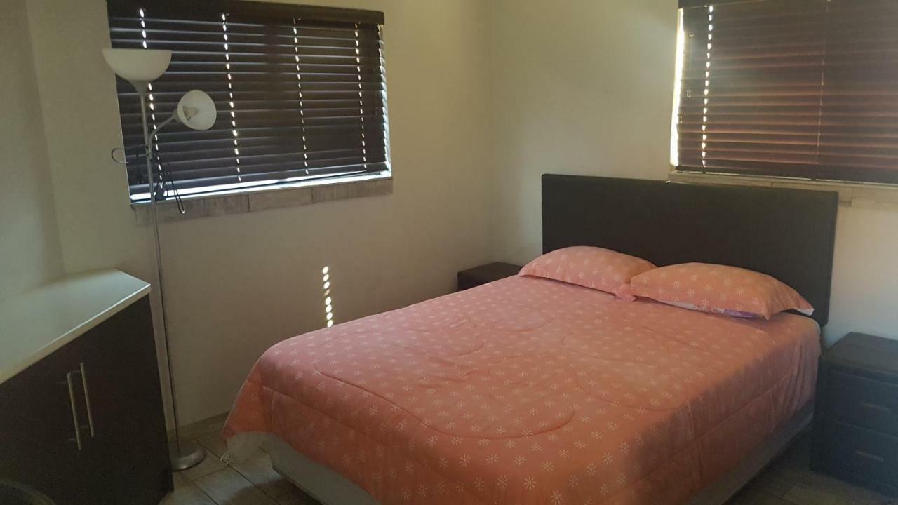 Sunflower Guesthouse & Spa Vanderbijlpark ภายนอก รูปภาพ